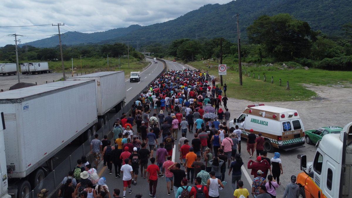 Fotografía tomada con un drone que muestra cientos de migrantes que avanzan en caravana este martes 7 de noviembre de 2023 en el municipio de Huixtla en el estado de Chiapas (México).