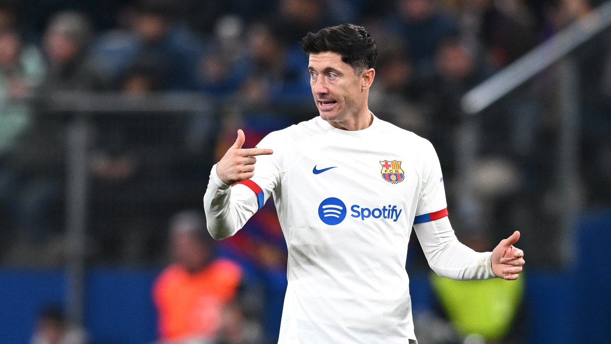 Robert Lewandowski poco o nada pudo hacer para sacar al Barca del abismo.