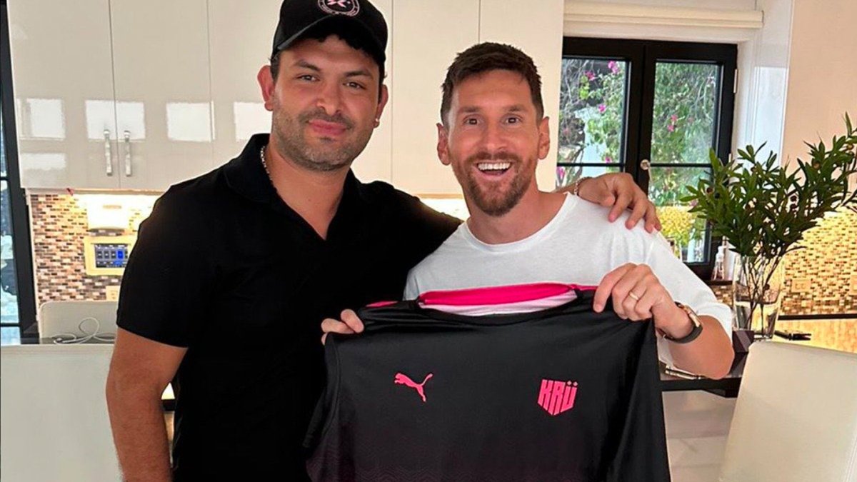 Lio Messi con la   camiseta del Team Krü de Agüero.