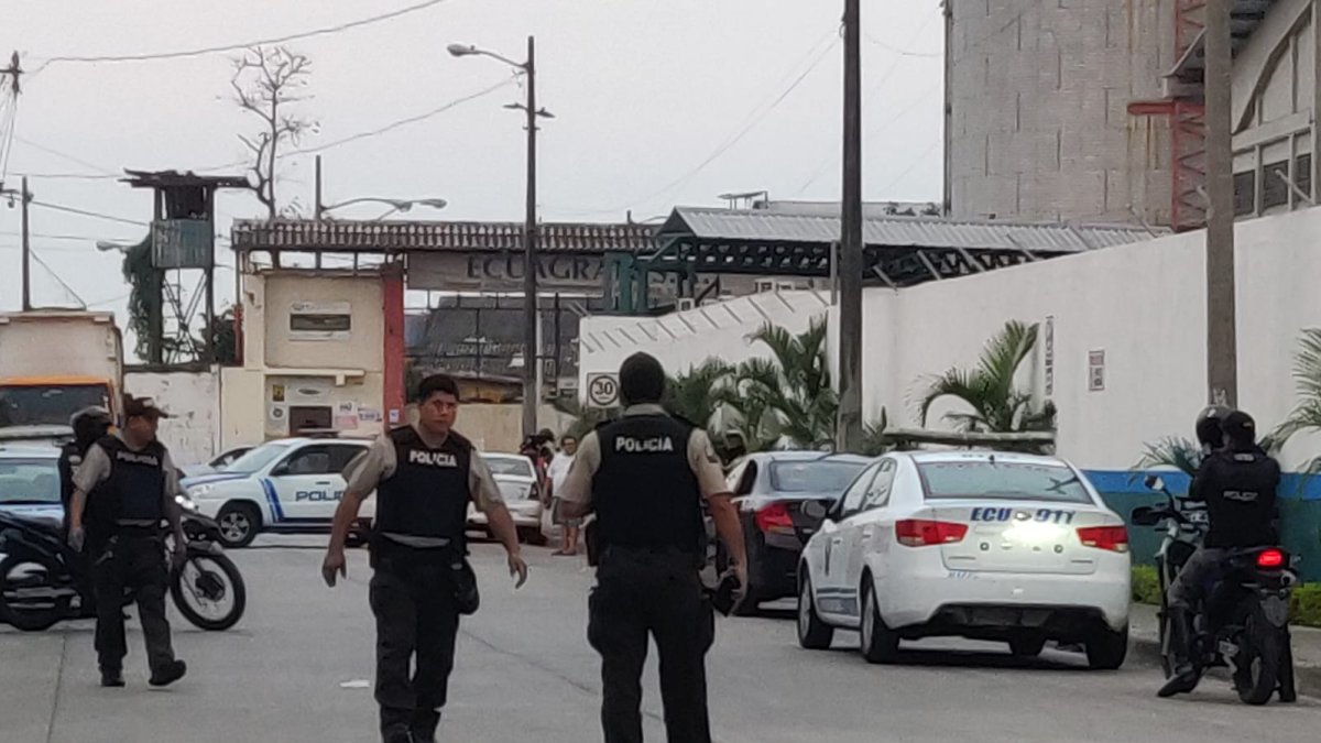 El cuerpo de la persona de sexo masculino tenía las manos amarradas.