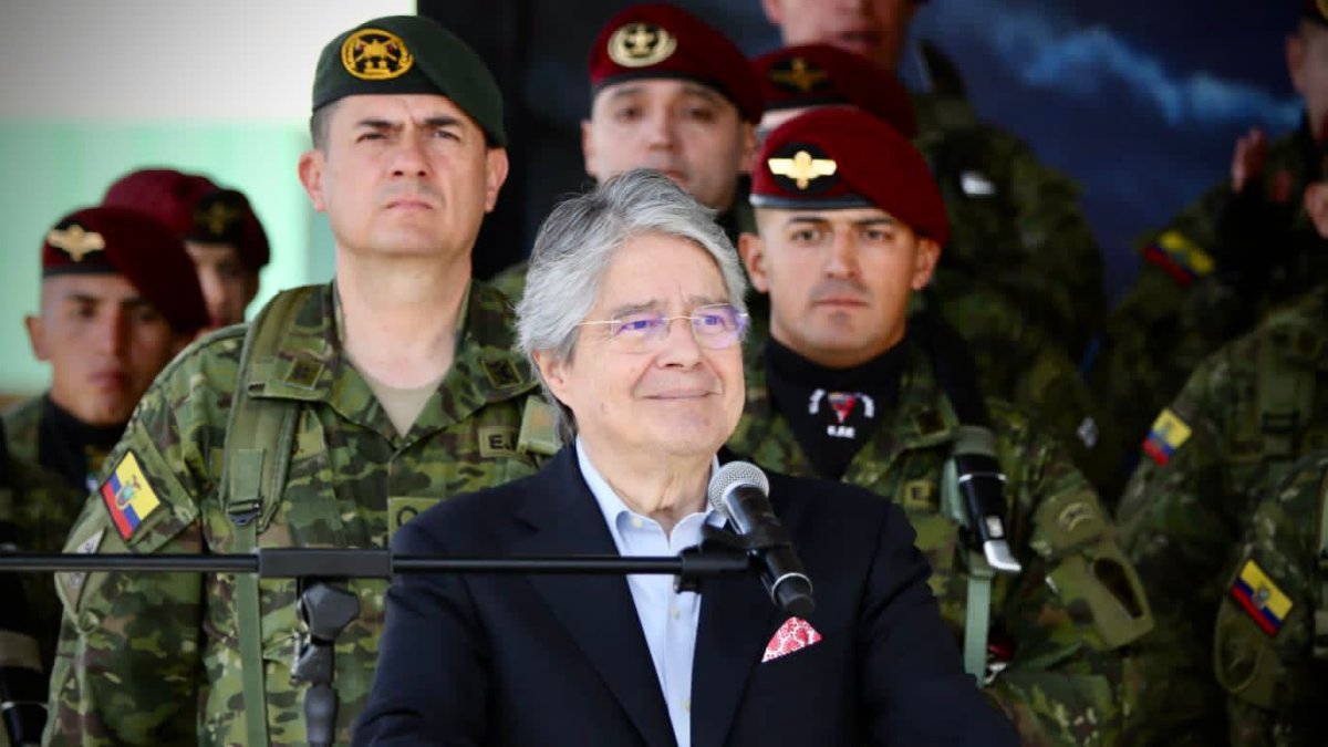 El presidente saliente duplicó el tiempo de protección e incluyó a su esposa y a la del vicepresidente, Alfredo Borrero.