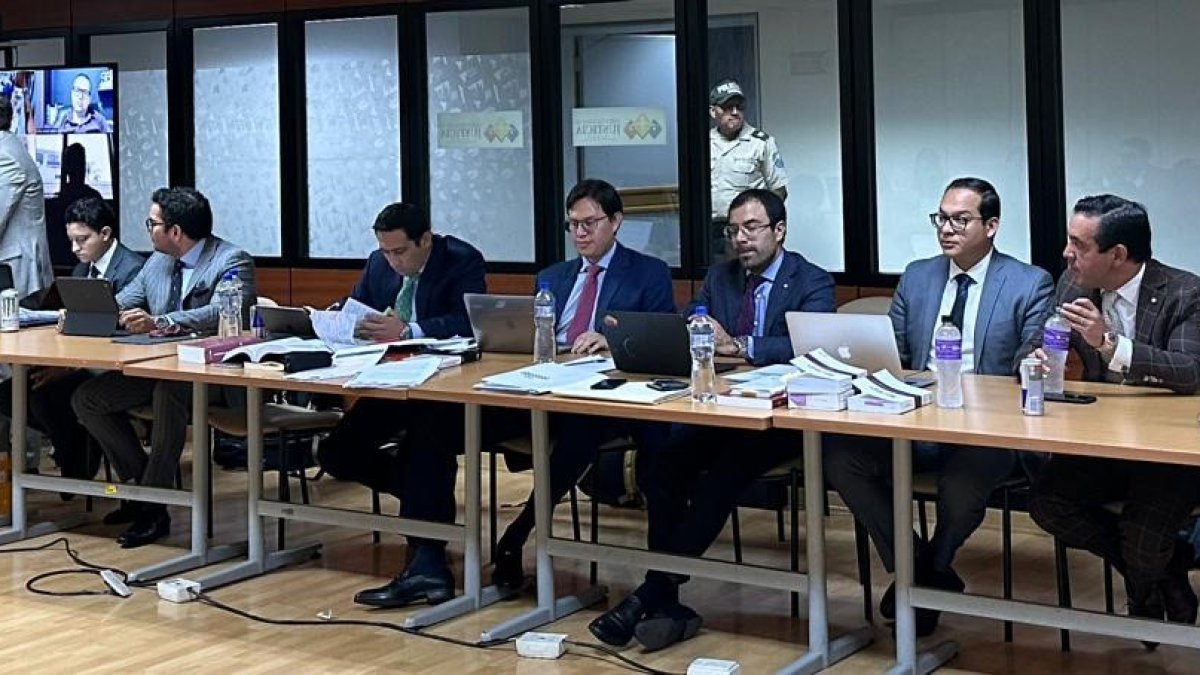 Reinstalación. Defensores de los procesados durante la audiencia que se realiza en la Corte Nacional de Justicia.