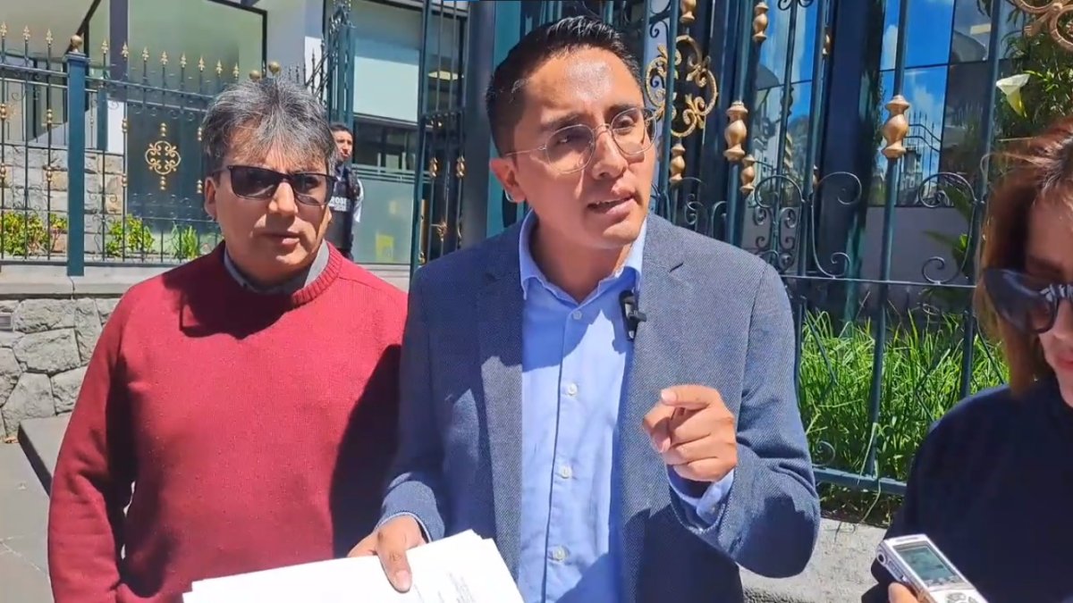 El nuevo presidente de la UNE, Andrés Quishpe, presentó la solicitud de examen especial.