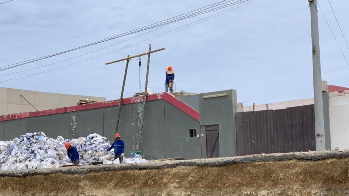 Vía.- La carretera Mar Bravo en Santa Elena está dañada.