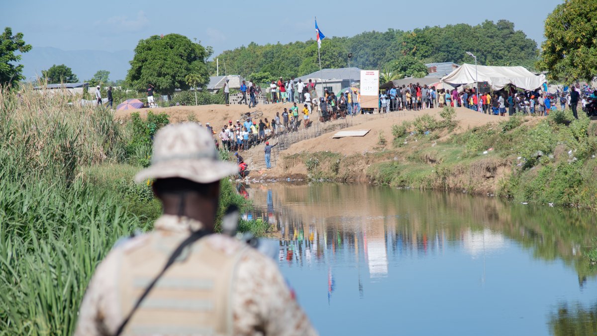 Un militar dominicano hace vigilancia en el borde del río Masacre, frontera natural con Haití, en Dajabón (República Dominicana).