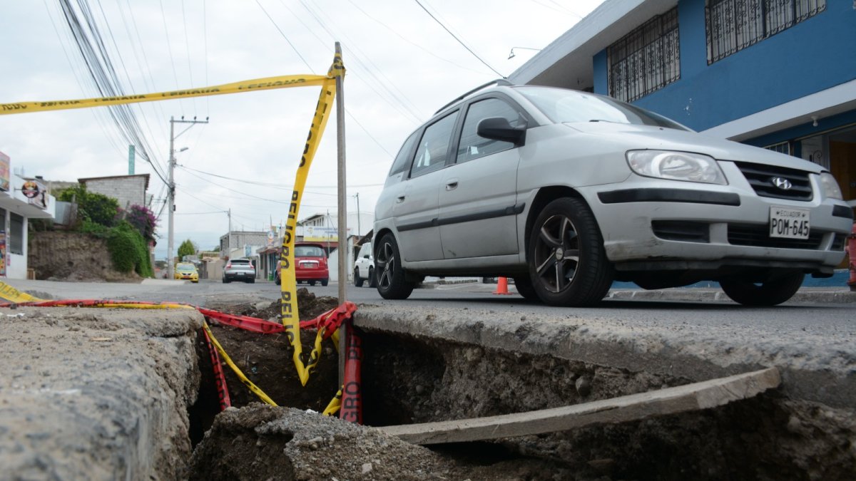 Situación. El socavón que se formó en la calle Rumiñahui impide transitar de forma segura.