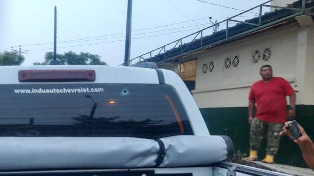 Las autoridades investigan a quién pertenece esta camioneta que fue baleada.