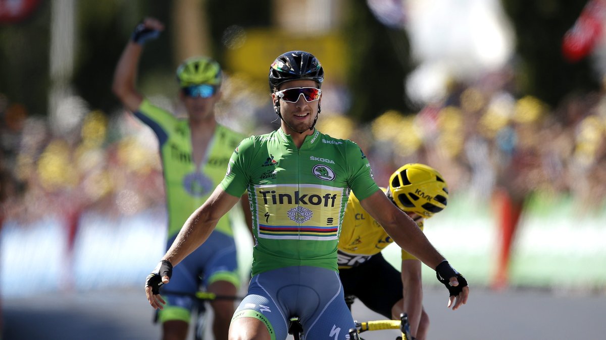 El ciclista eslovaco Peter Sagan del Tinkoff celebra su victoria en la 11ª etapa del Tour de Francia entre Carcasona y Montpellier.