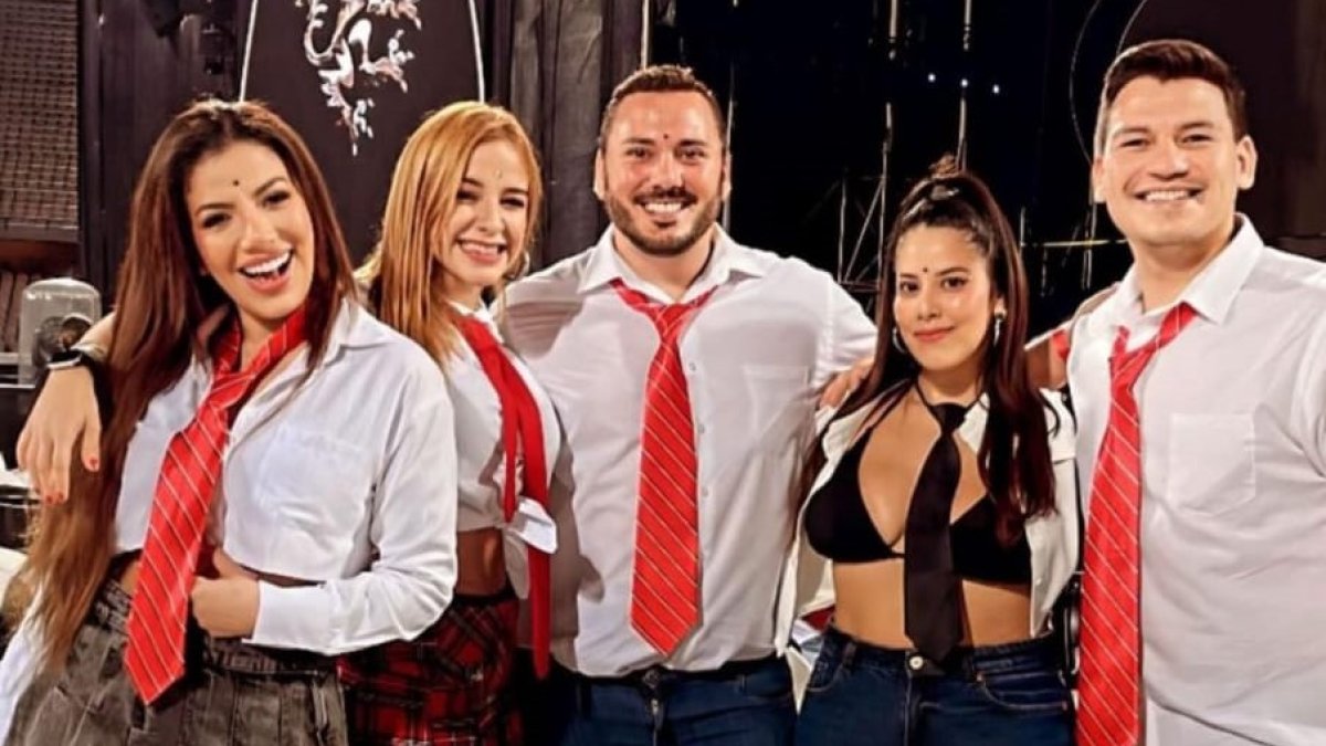 Samantha Grey con amigos, entre ellos, Scarlett Córdova.