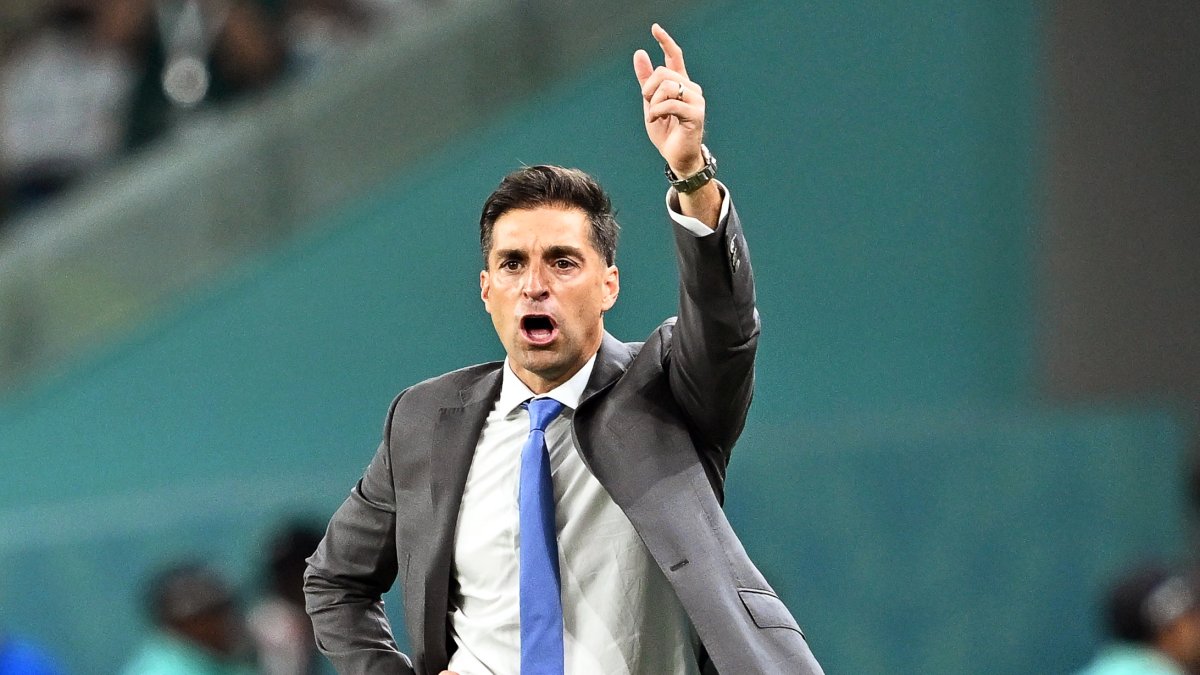 Alonso, durante cargo como seleccionador de Uruguay durante el Mundial de Qatar 2022.