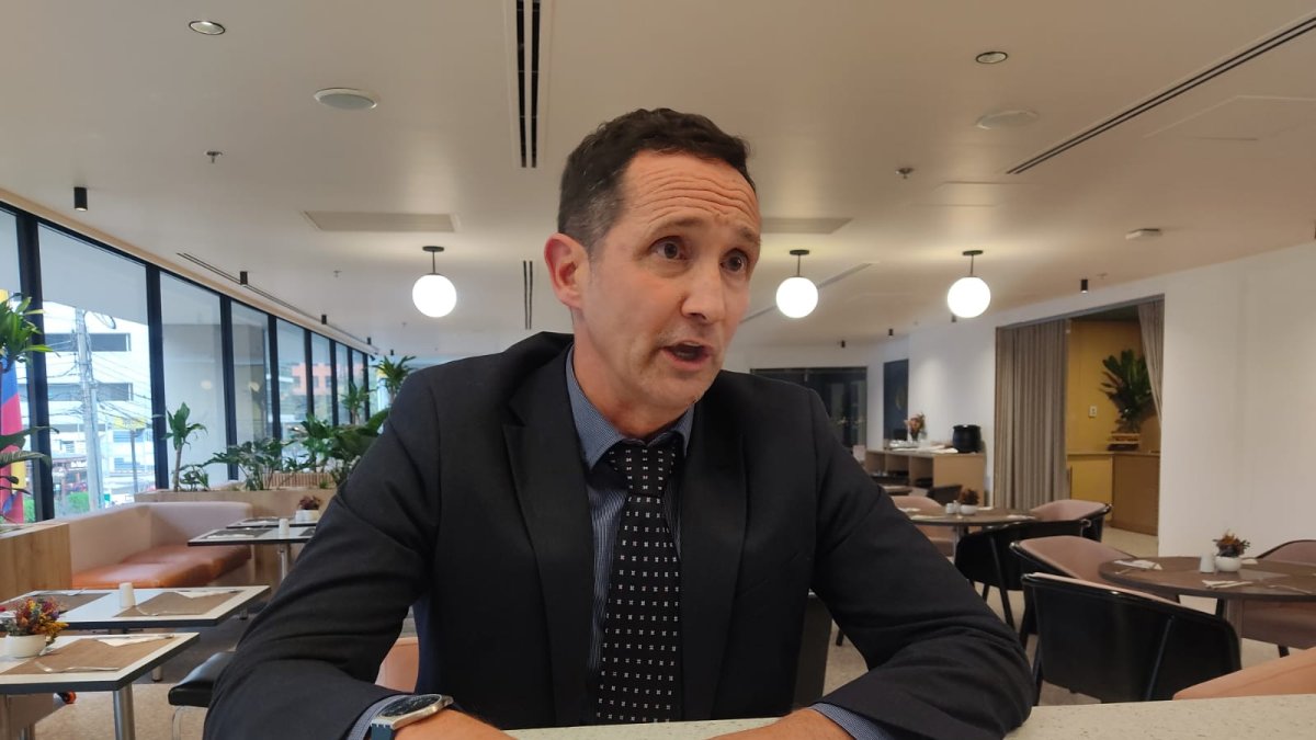 Es el oficial de Comunicación en la División de Información y Relaciones Exteriores de la Organización Mundial de Comercio (OMC).