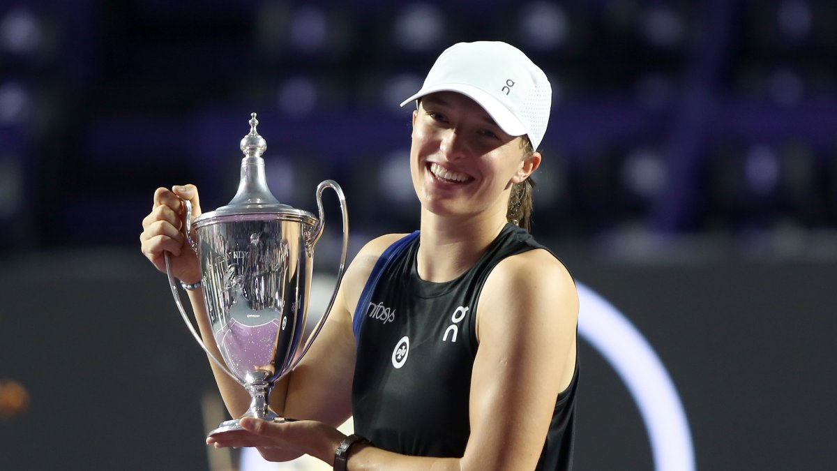 La tenista polaca Iga Natalia Swiatek celebra con el trofeo tras ganar la final del torneo femenino de tenis WTA Finals Cancún el domingo 5 de noviembre.