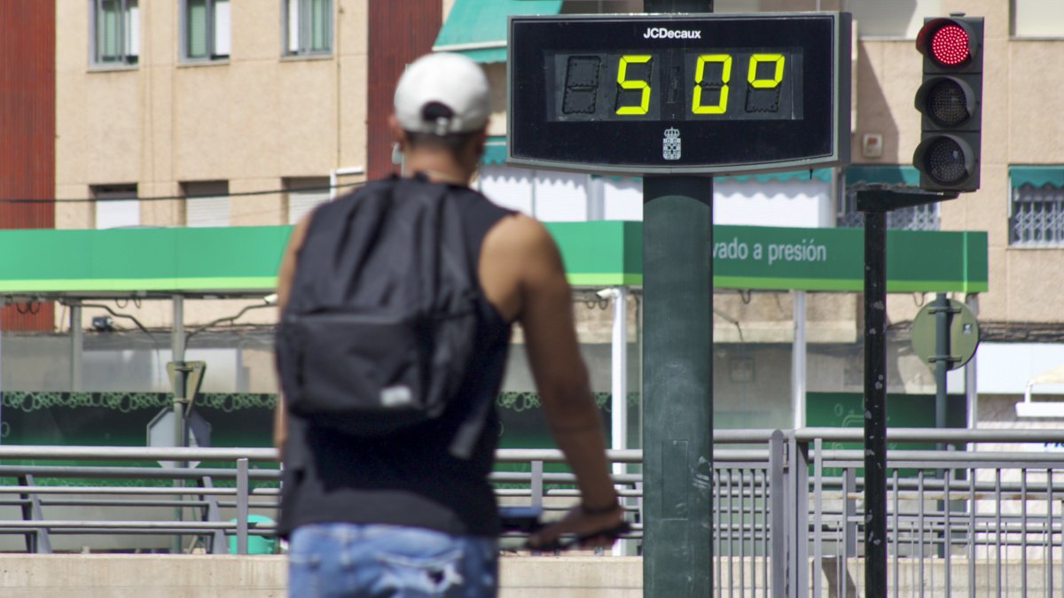 Un termómetro marca 50º en una ciudad el pasado verano, en un año que impone récord históricos en altas temperaturas.