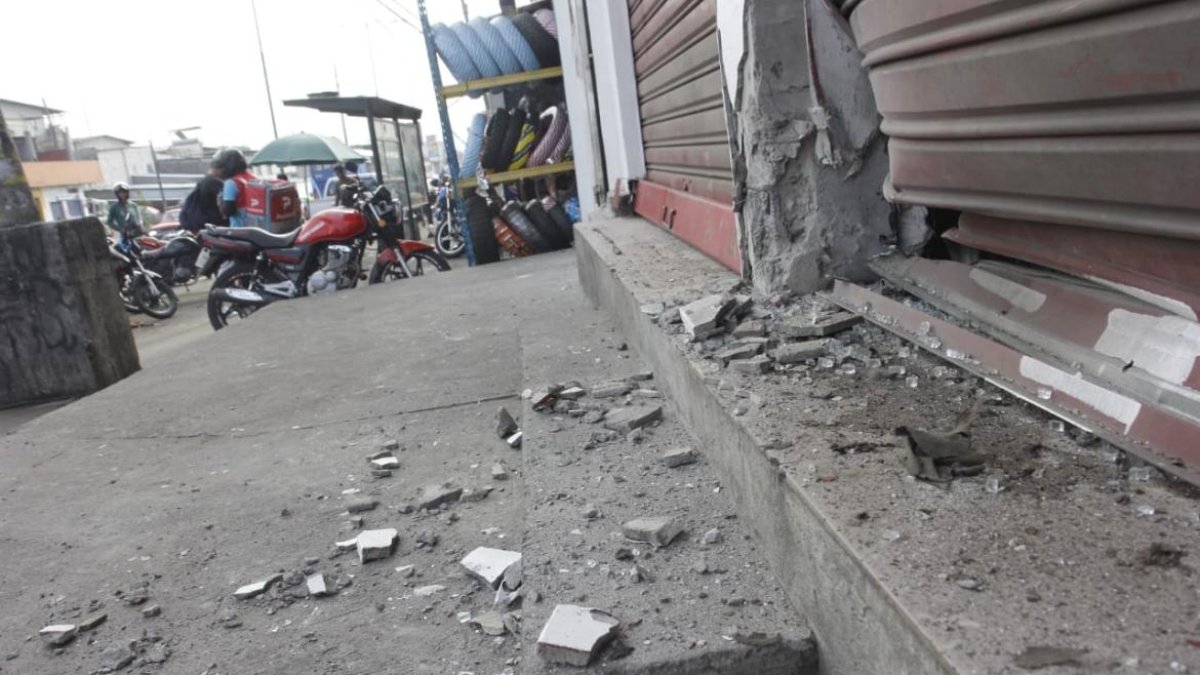 En un local de la avenida Casuarina quedó un orificio de unos 45 centímetros de diámetro a causa de un estallido