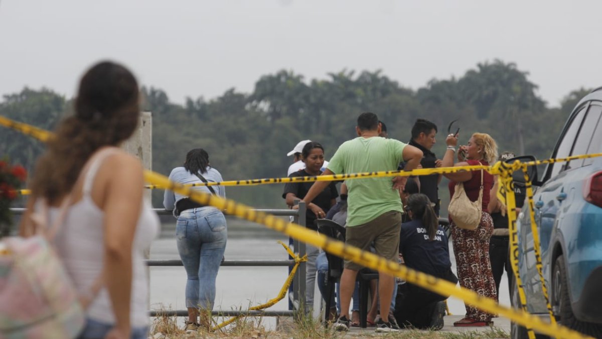 Familiares, policías y bomberos estaban en la orilla pendientes del traslado del menor a tierra firme.