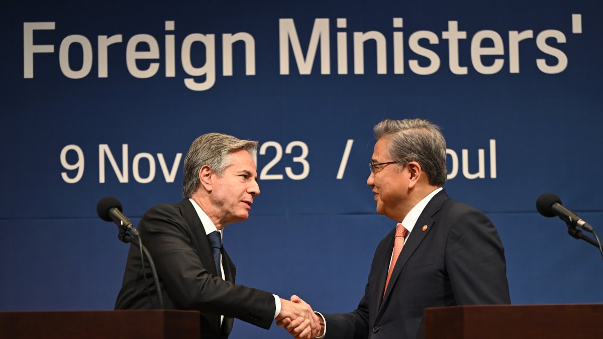 El secretario de Estado, Antony Blinken (izq), y el ministro de Asuntos Exteriores de Corea del Sur, Park Jin, se estrechan la mano después de una conferencia de prensa conjunta en Seúl.