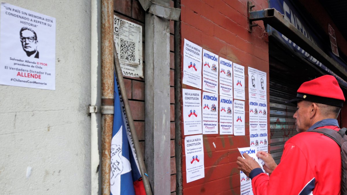 Santiago. Un simpatizante de la ultraderecha que pegan volantes.