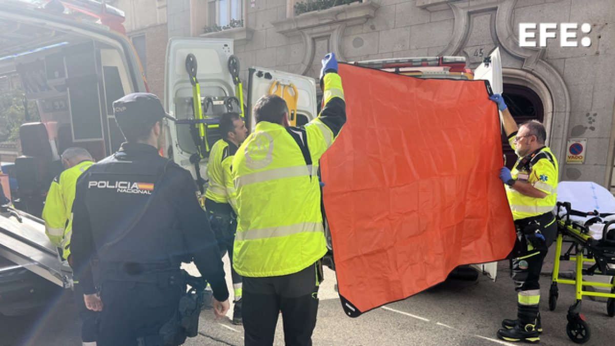 Socorristas atienden al político español Alejo Vidal-Quadras, tras resultar herido este jueves 9 de noviembre de 2023.