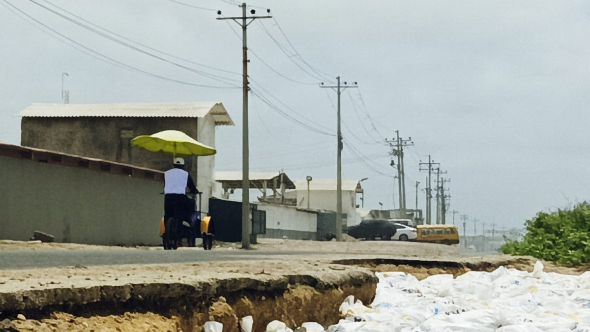 Solución. Los trabajadores de las camaroneras han colocado sacos de arena