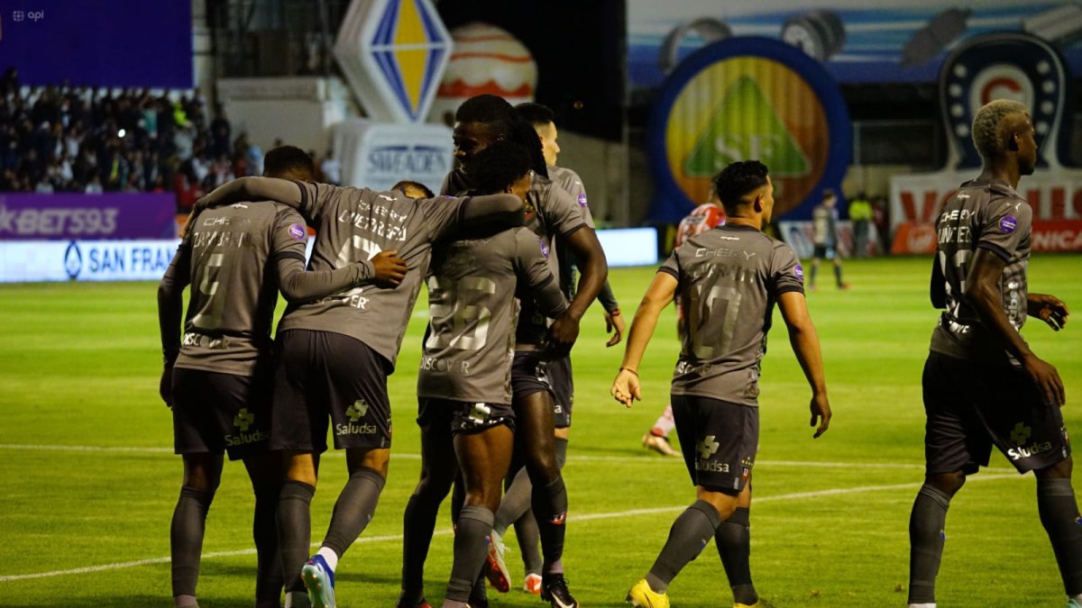 Paolo Guerrero anotó dos goles ante Técnico Universitario.