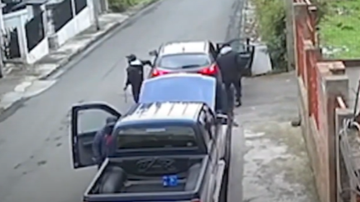 Cinco personas desmantelaron el vehículo.