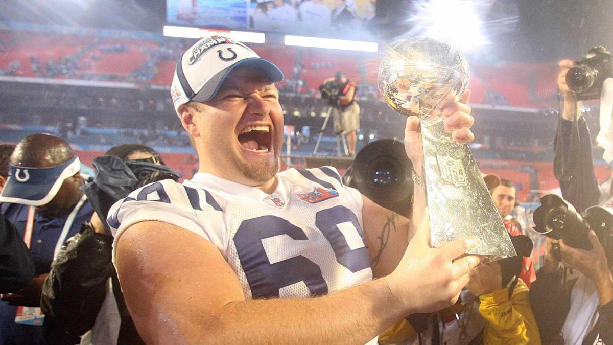 Ulrich levanta el título de Super Bowl XLI.