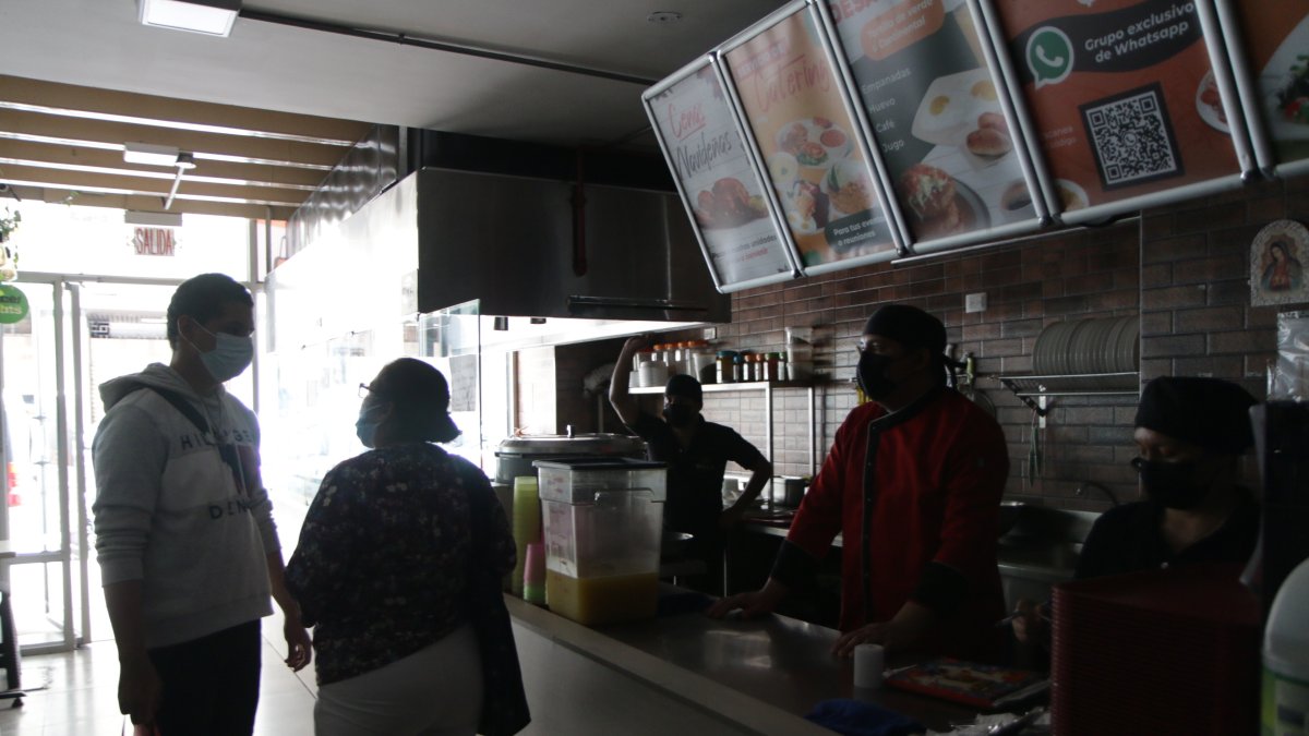 Corte.- Los negocios se ven afectados por la falta de energía eléctrica.