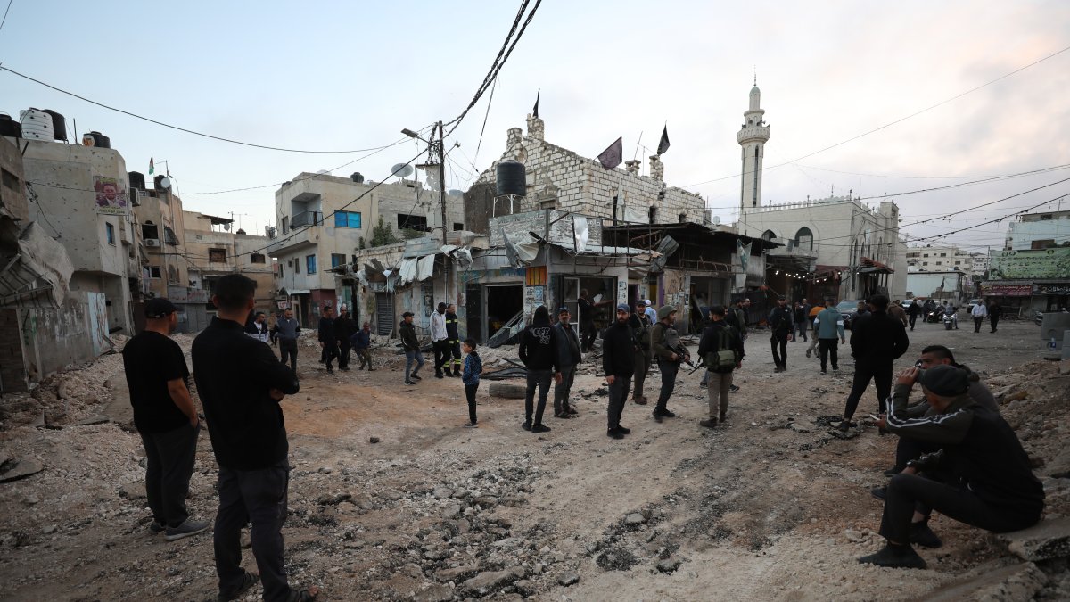 Palestinos inspeccionan una zona dañada dentro del campo de refugiados de Yenin tras una incursión israelí el 9 de noviembre de 2023.