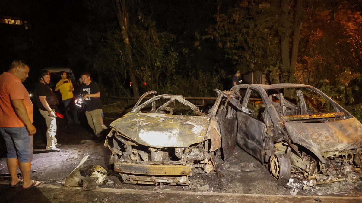 Coches destrozados por bombardeos en una localidad de la región de Donetsk.