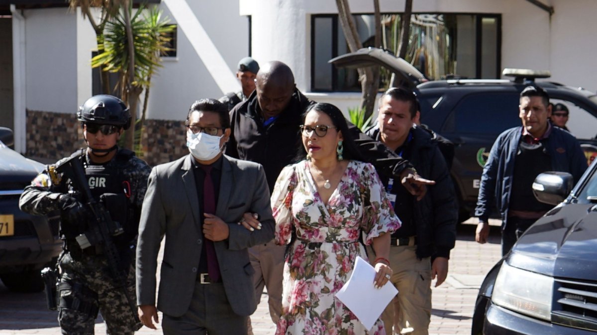 La presidenta del CNE pide la máxima sanción para el articulista y cronista de EXPRESO.