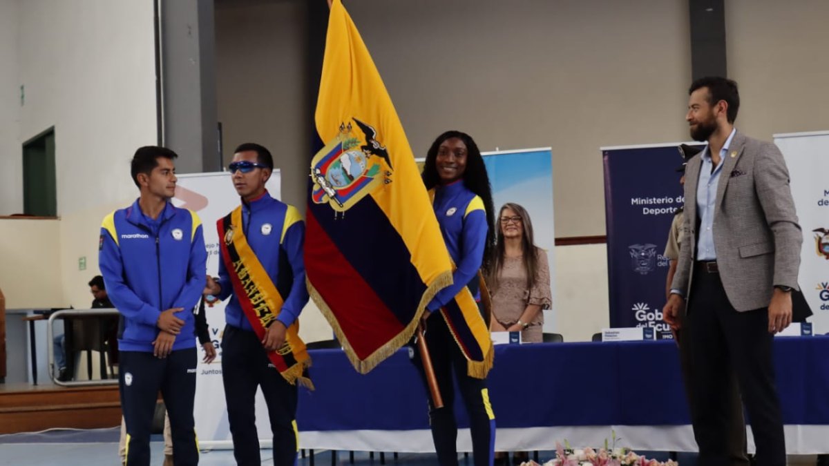 Kiara Rodríguez y Jimmy Caicedo recibiendo el portaestandarte como abanderados de Ecuador en los Juegos Parapanamericanos