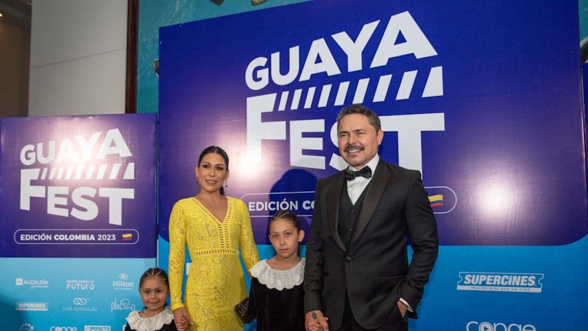 Lucho Velasco con su esposa e hijas.
