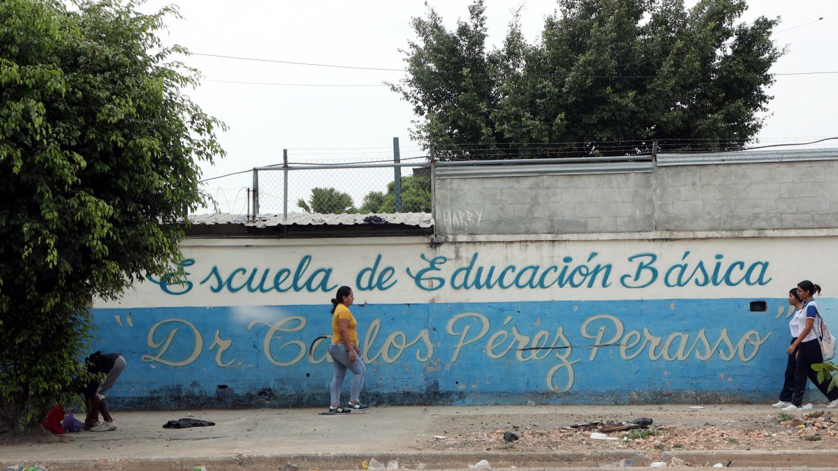 Fachada. La institución luce desatendida debido a la falta de uso de su infraestructura. Padres harán limpieza.