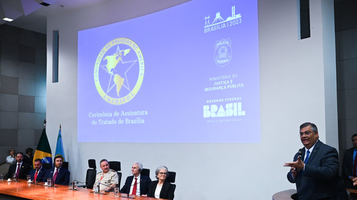 El ministro de Justicia de Brasil, Flávio Dino, habla durante la ceremonia de formalización del Ameripol, en el Palácio de la Justicia en Brasilia (Brasil).