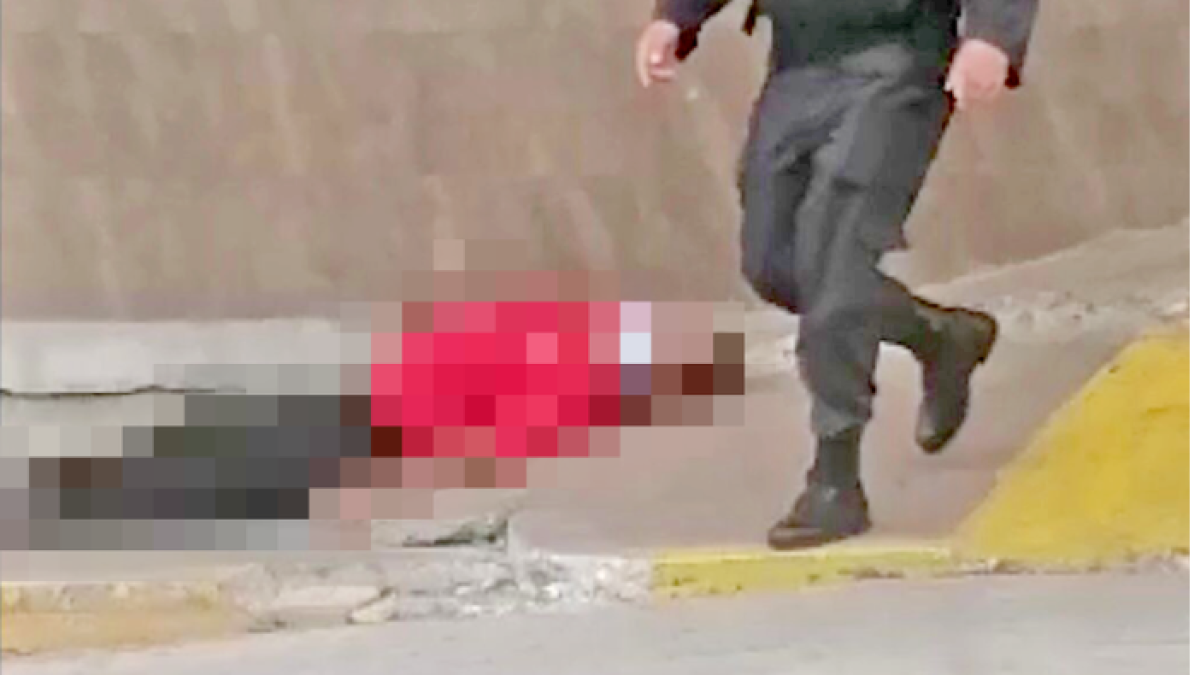 La foto que circula en redes muestra el cuerpo del afiliado en el exterior del Hospital de Babahoyo, del IESS.