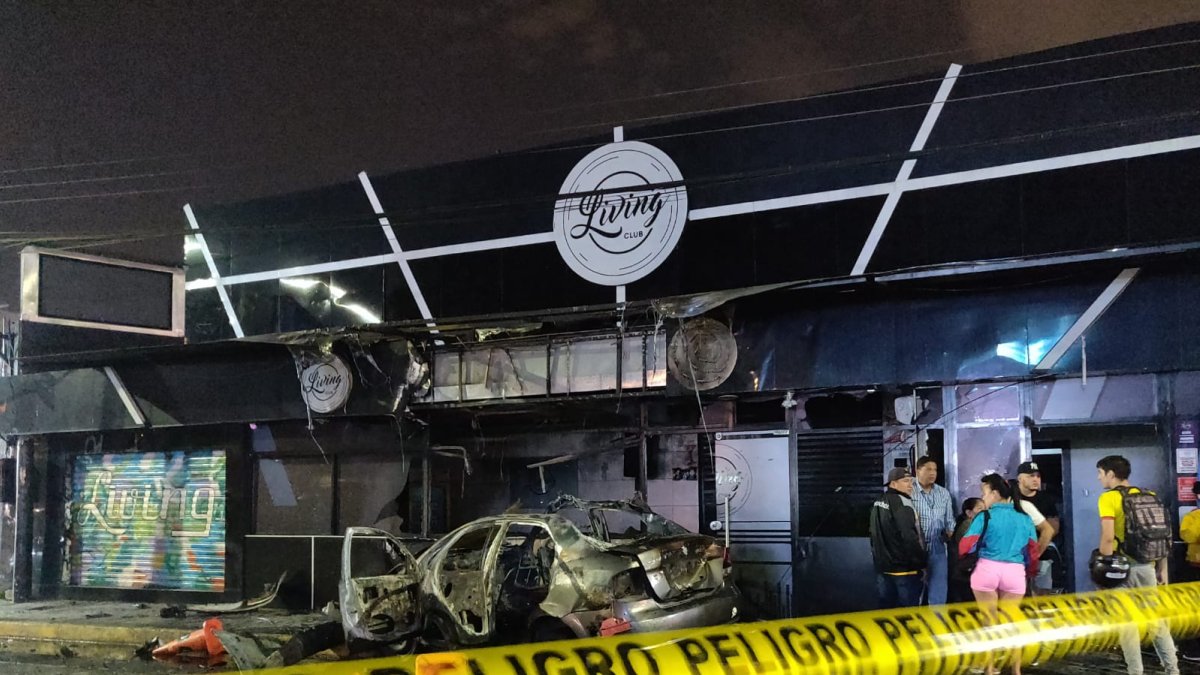 Un carro explotó en los exteriores de una discoteca
