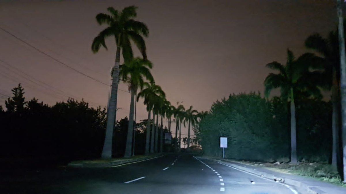 Luminarias. La vía de ingreso al sector Sambo City sigue a oscuras.