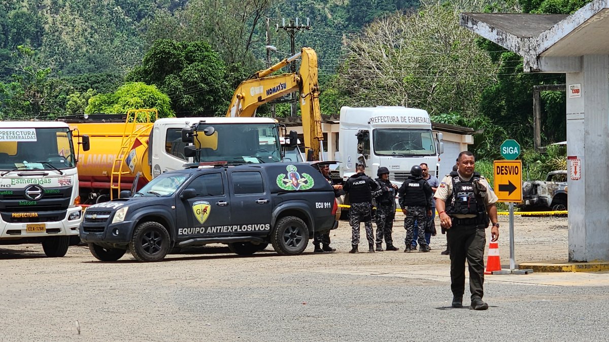 Militares y personal policial especializado en explosivos acudieron a las dependencias de la Prefectura atacadas.