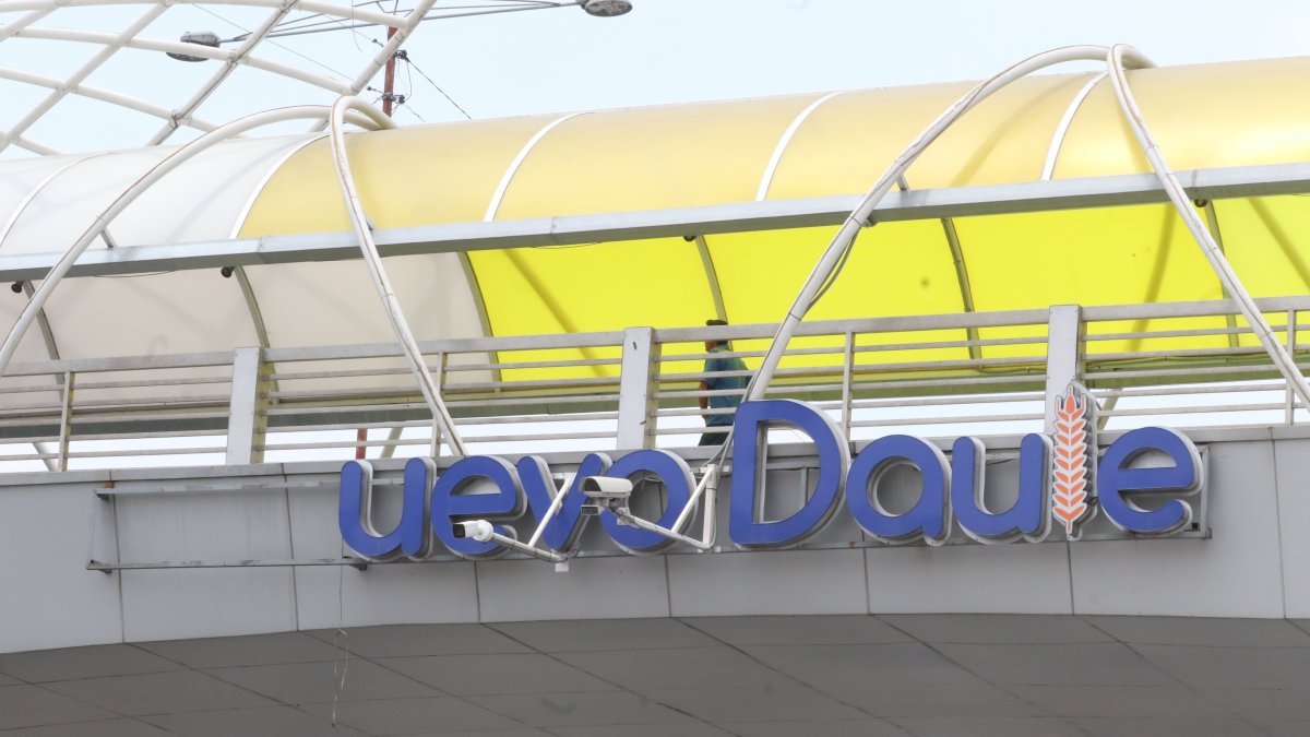  Estructuras. La publicidad del ‘Nuevo Daule’ está incompleta, una de las letras se desprendió.