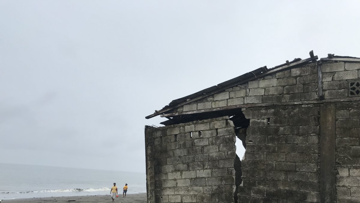 Cuarteadas. Varias viviendas están cuarteadas por los golpes de las olas. Delia pasa por una de estas casas.