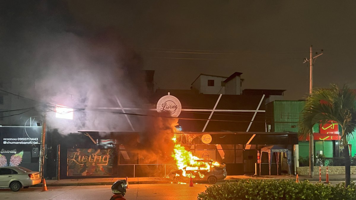 Suceso. El hecho que alarmó a Guayaquil. Un carro incendiado se registró afuera de una discoteca de la avenida Agustín Freire. La Policía indicó que fue tras un robo.