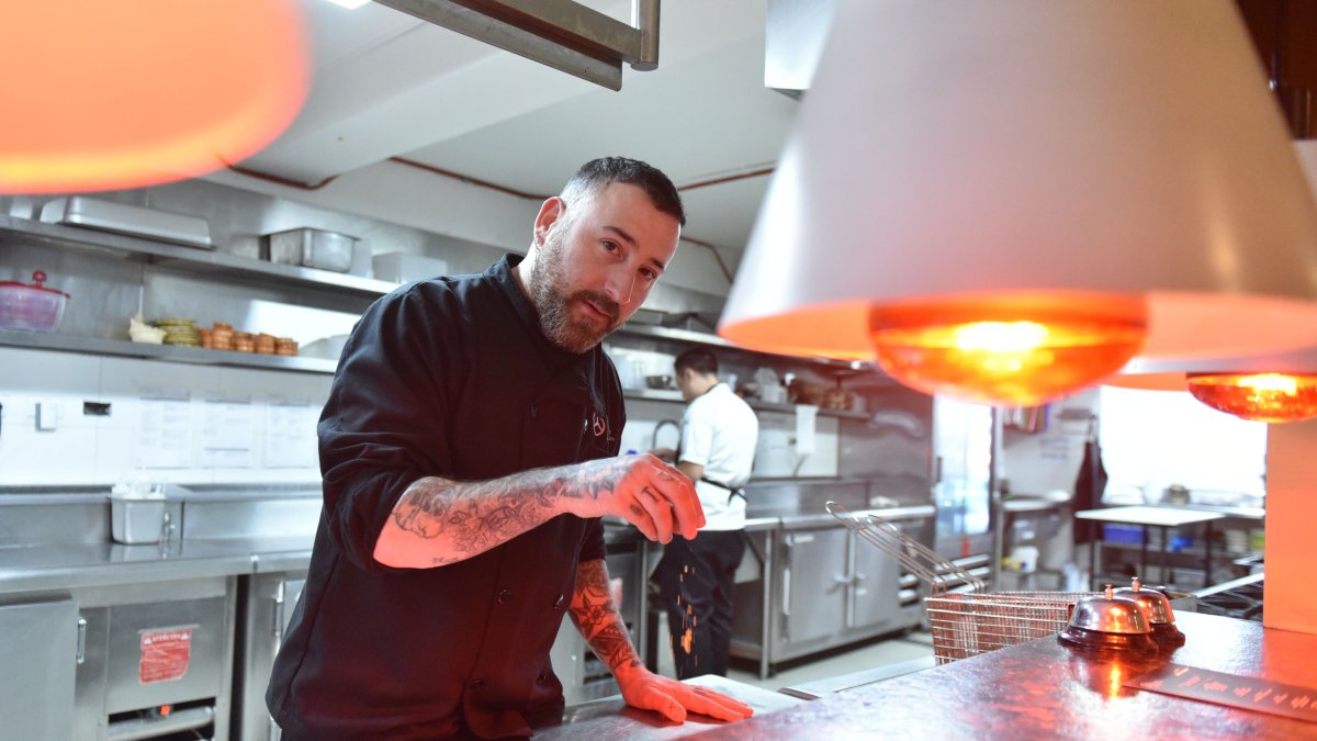 Es el primer chef en estrenar la cocina del Mercedes-Benz Gourmet Experience.
