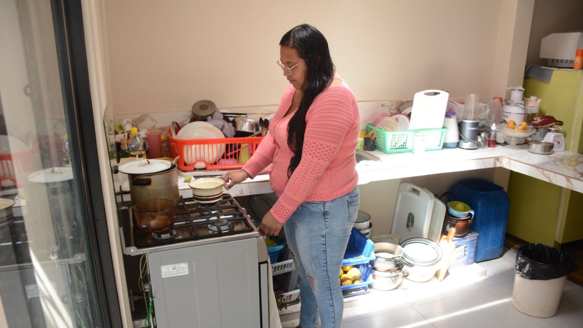 Alexandra Martínez construyó un espacio en el patio de su vivienda para colocar el calefón y los cilindros de gas.