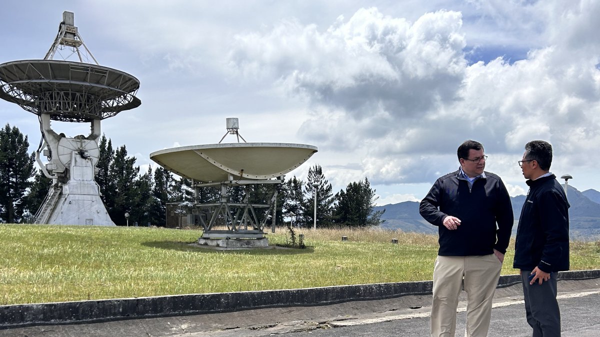 Un oficial de Leviathan Space Industries junto al director de maestrías de la UTPL, durante un recorrido.
