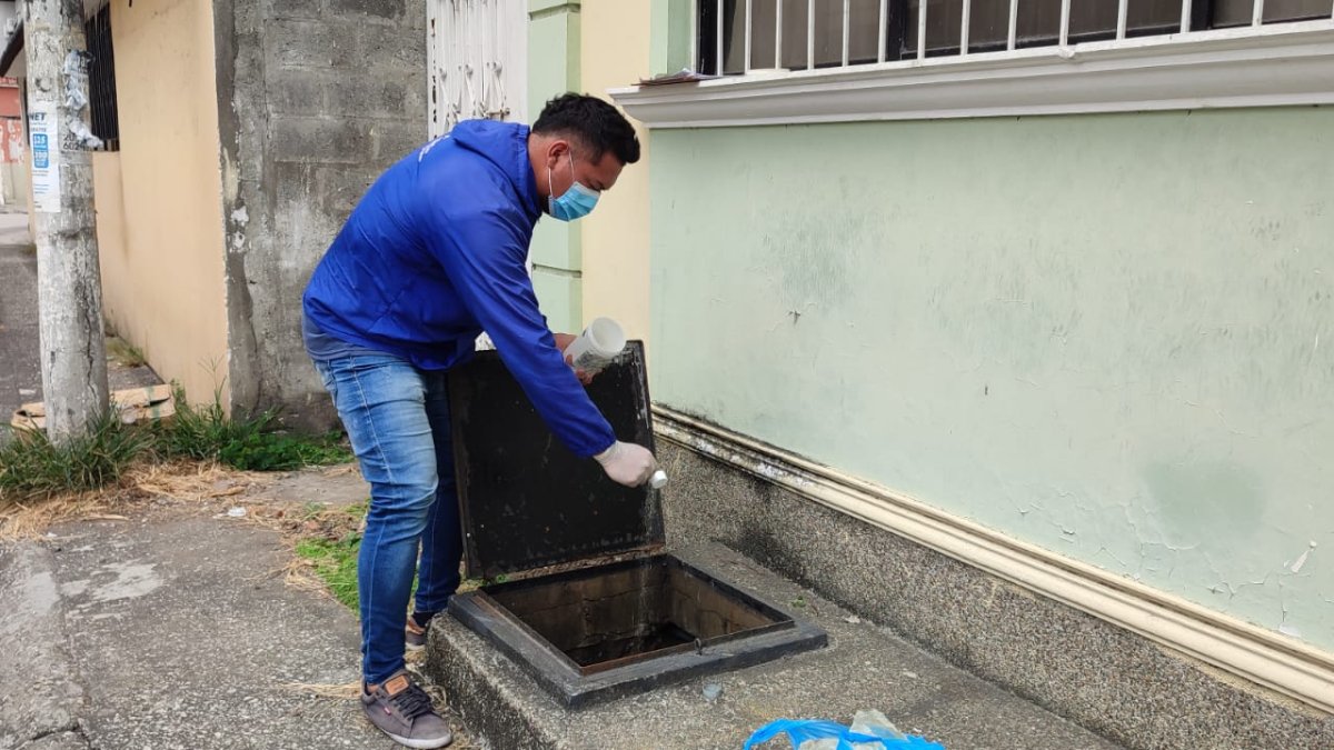 En Ecuador se ejecutan campañas para evitar que en las cisternas de agua, no se formen criaderos de mosquitos