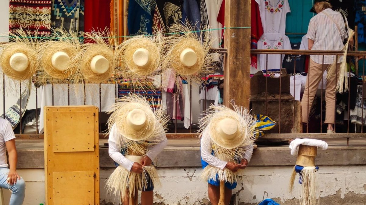 Montecristi. Un grupo de artesanos aparece tejiendo la paja toquilla.