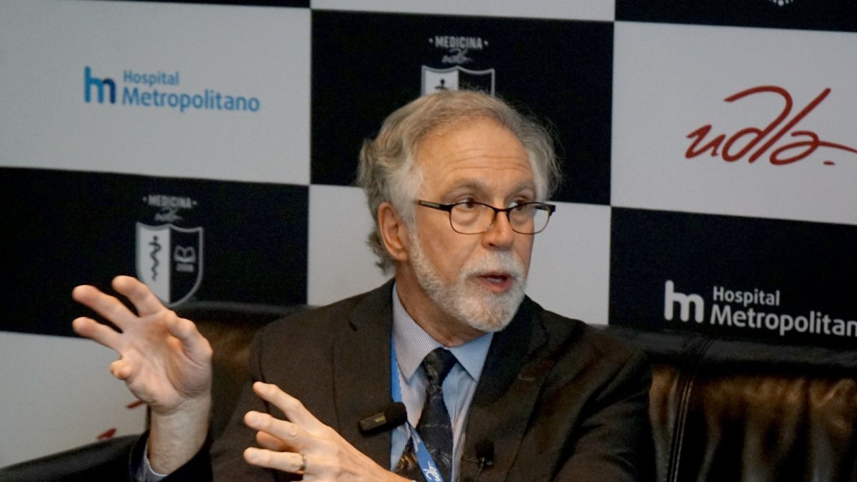 El doctor Gregg Semensa, premio Nobel de Medicina, asistió a un curso sobre medicina clínica, en Quito.