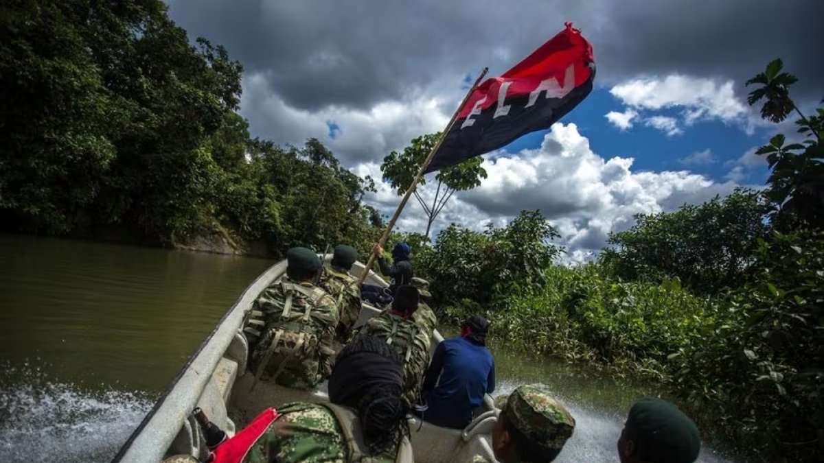 Chocó. Miembros del ELN navegan por el río San Juan.