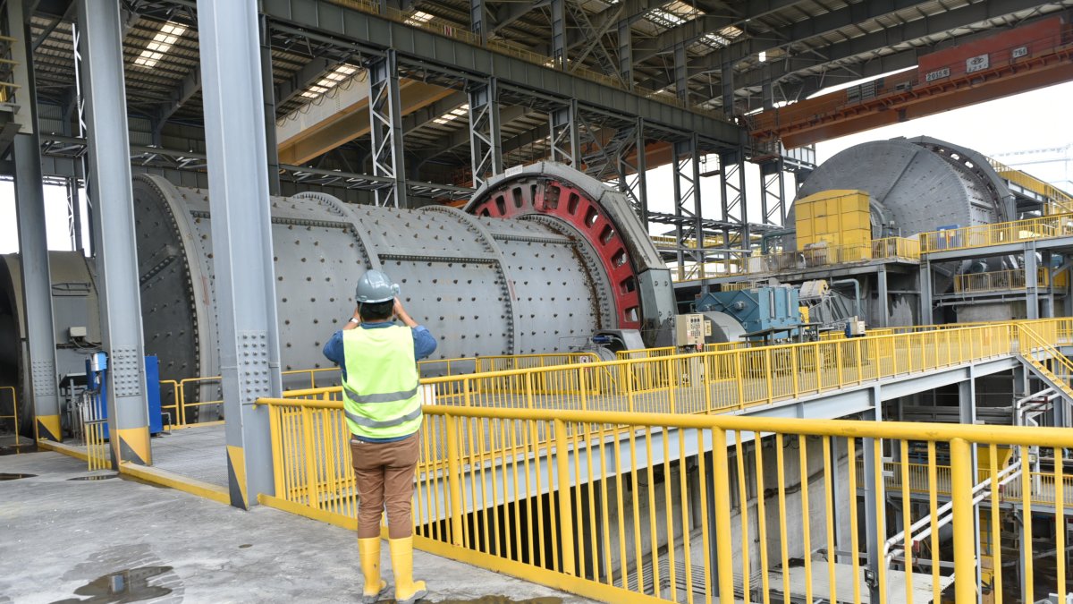 Molino. Un megamolino muele el material para obtener el cobre, luego de procesos químicos.