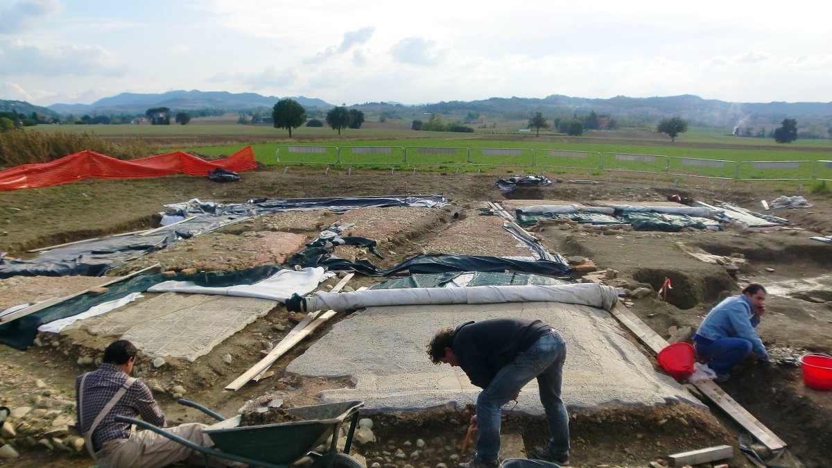 Un grupo de arqueólogos excavan en un área del yacimiento de Claterna, cercano a la actual ciudad de Bolonia.